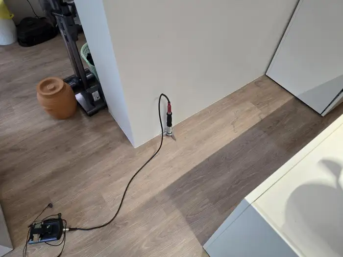 청음 센서로 바닥 배관 탐지